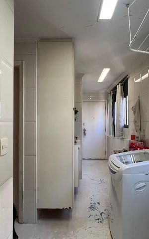 Apartamento à venda com 203m², 4 quartos e 4 vagas Apartamento à venda com 203m², 4 quartos e 4 vagasÁrea de Serviço