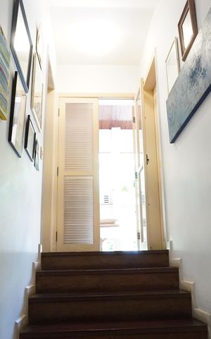Casa à venda com 320m², 3 quartos e 2 vagasEscada
