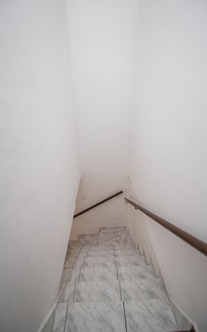 Casa à venda com 100m², 2 quartos e 2 vagas Casa à venda com 100m², 2 quartos e 2 vagasEscada
