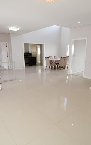 Casa à venda com 336m², 3 quartos e 4 vagasSala