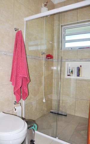Casa à venda com 250m², 3 quartos e 5 vagas Casa à venda com 250m², 3 quartos e 5 vagasBanheiro/Suíte