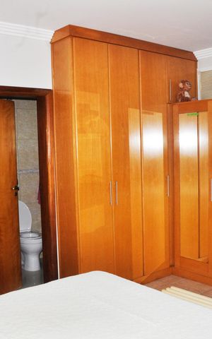 Casa à venda com 250m², 3 quartos e 5 vagas Casa à venda com 250m², 3 quartos e 5 vagasSuíte