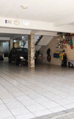 Casa à venda com 250m², 3 quartos e 5 vagas Casa à venda com 250m², 3 quartos e 5 vagasGaragem