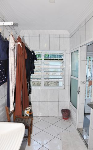 Casa à venda com 250m², 3 quartos e 5 vagas Casa à venda com 250m², 3 quartos e 5 vagasÁrea de Serviço