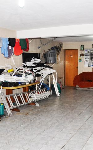 Casa à venda com 250m², 3 quartos e 5 vagas Casa à venda com 250m², 3 quartos e 5 vagasGaragem