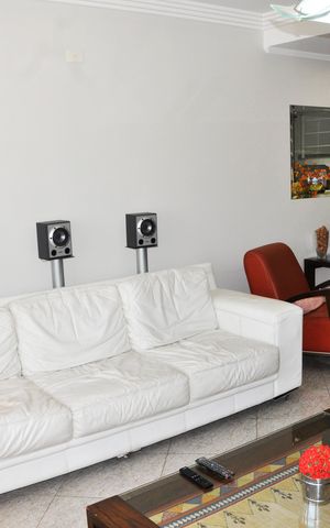 Casa à venda com 250m², 3 quartos e 5 vagas Casa à venda com 250m², 3 quartos e 5 vagasSala