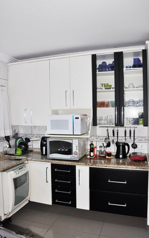 Casa à venda com 250m², 3 quartos e 5 vagas Casa à venda com 250m², 3 quartos e 5 vagasCozinha