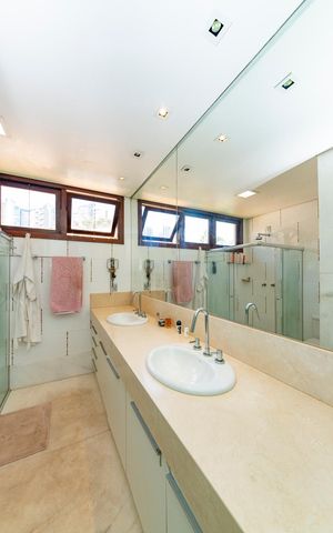 Casa à venda com 516m², 4 quartos e 4 vagas Casa à venda com 516m², 4 quartos e 4 vagasBanheiro da Suíte 1