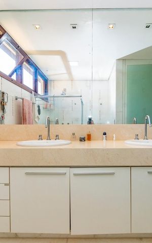 Casa à venda com 516m², 4 quartos e 4 vagas Casa à venda com 516m², 4 quartos e 4 vagasBanheiro da Suíte 1