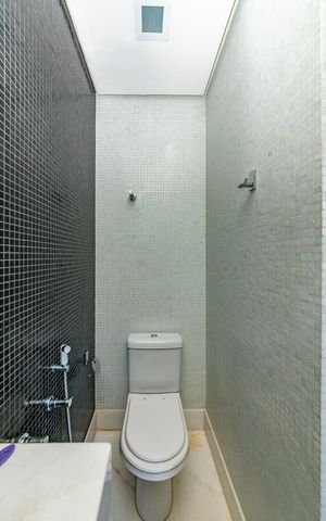 Casa à venda com 516m², 4 quartos e 4 vagas Casa à venda com 516m², 4 quartos e 4 vagasBanheiro da Suíte 2