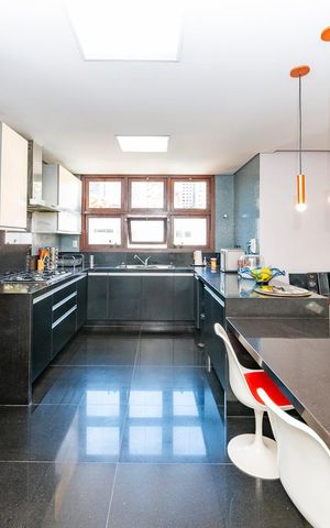 Casa à venda com 516m², 4 quartos e 4 vagas Casa à venda com 516m², 4 quartos e 4 vagasCozinha
