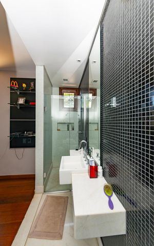 Casa à venda com 516m², 4 quartos e 4 vagas Casa à venda com 516m², 4 quartos e 4 vagasBanheiro da Suíte 2