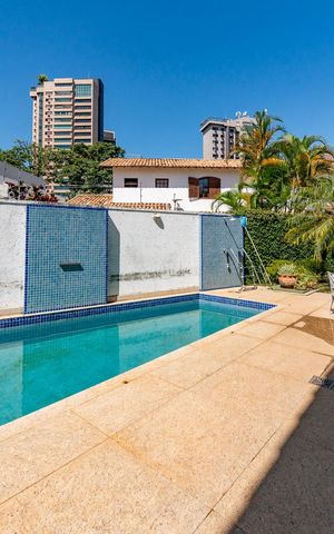 Casa à venda com 516m², 4 quartos e 4 vagas Casa à venda com 516m², 4 quartos e 4 vagasPiscina