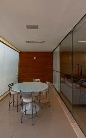 Casa à venda com 516m², 4 quartos e 4 vagas Casa à venda com 516m², 4 quartos e 4 vagasVaranda