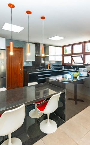 Casa à venda com 516m², 4 quartos e 4 vagas Casa à venda com 516m², 4 quartos e 4 vagasCozinha