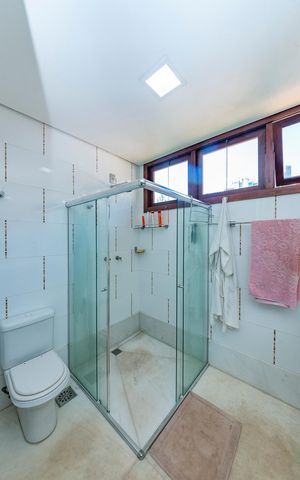 Casa à venda com 516m², 4 quartos e 4 vagas Casa à venda com 516m², 4 quartos e 4 vagasBanheiro da Suíte 1