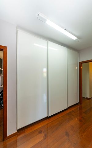 Casa à venda com 516m², 4 quartos e 4 vagas Casa à venda com 516m², 4 quartos e 4 vagasCorredor