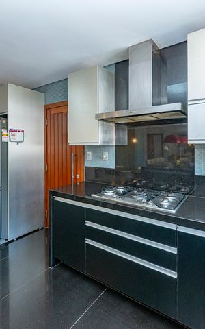 Casa à venda com 516m², 4 quartos e 4 vagas Casa à venda com 516m², 4 quartos e 4 vagasCozinha