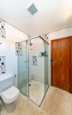 Casa à venda com 516m², 4 quartos e 4 vagas Casa à venda com 516m², 4 quartos e 4 vagasBanheiro da Suíte 4
