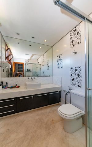 Casa à venda com 516m², 4 quartos e 4 vagas Casa à venda com 516m², 4 quartos e 4 vagasBanheiro da Suíte 4
