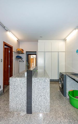 Casa à venda com 516m², 4 quartos e 4 vagas Casa à venda com 516m², 4 quartos e 4 vagasÁrea de Serviço