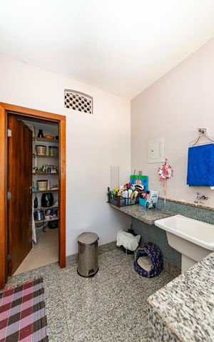 Casa à venda com 516m², 4 quartos e 4 vagas Casa à venda com 516m², 4 quartos e 4 vagasÁrea de Serviço