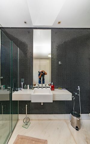 Casa à venda com 516m², 4 quartos e 4 vagas Casa à venda com 516m², 4 quartos e 4 vagasBanheiro da Suíte 2