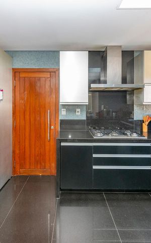 Casa à venda com 516m², 4 quartos e 4 vagas Casa à venda com 516m², 4 quartos e 4 vagasCozinha