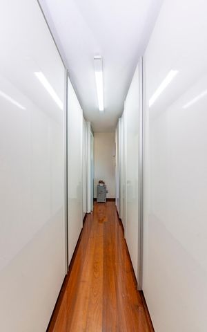 Casa à venda com 516m², 4 quartos e 4 vagas Casa à venda com 516m², 4 quartos e 4 vagasCloset da suíte 1