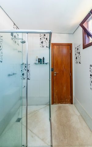 Casa à venda com 516m², 4 quartos e 4 vagas Casa à venda com 516m², 4 quartos e 4 vagasBanheiro da Suíte 4