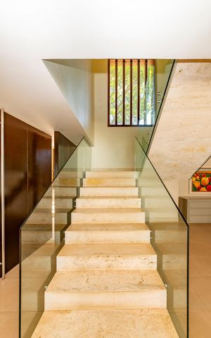 Casa à venda com 516m², 4 quartos e 4 vagas Casa à venda com 516m², 4 quartos e 4 vagasEscada