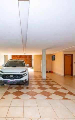 Casa à venda com 516m², 4 quartos e 4 vagas Casa à venda com 516m², 4 quartos e 4 vagasGaragem