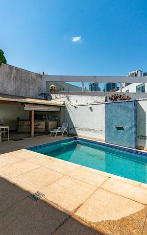 Casa à venda com 516m², 4 quartos e 4 vagas Casa à venda com 516m², 4 quartos e 4 vagasPiscina