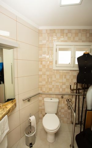 Casa à venda com 200m², 3 quartos e 2 vagas Casa à venda com 200m², 3 quartos e 2 vagasBanheiro adaptado