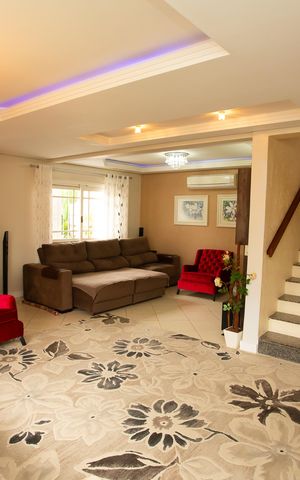Casa à venda com 200m², 3 quartos e 2 vagas Casa à venda com 200m², 3 quartos e 2 vagasSala