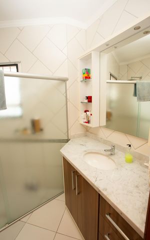 Casa à venda com 200m², 3 quartos e 2 vagas Casa à venda com 200m², 3 quartos e 2 vagasBanheiro da Suíte