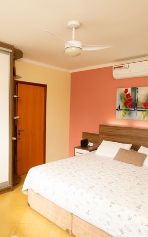 Casa à venda com 200m², 3 quartos e 2 vagas Casa à venda com 200m², 3 quartos e 2 vagasSuíte