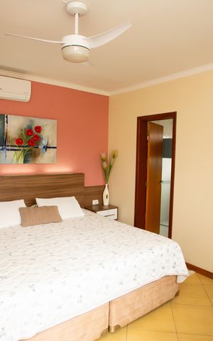 Casa à venda com 200m², 3 quartos e 2 vagas Casa à venda com 200m², 3 quartos e 2 vagasSuíte