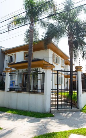 Casa à venda com 200m², 3 quartos e 2 vagas Casa à venda com 200m², 3 quartos e 2 vagasFachada da casa