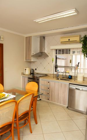 Casa à venda com 200m², 3 quartos e 2 vagas Casa à venda com 200m², 3 quartos e 2 vagasCozinha
