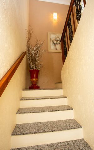 Casa à venda com 200m², 3 quartos e 2 vagas Casa à venda com 200m², 3 quartos e 2 vagasEscada