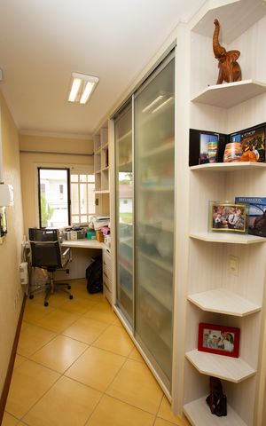 Casa à venda com 200m², 3 quartos e 2 vagas Casa à venda com 200m², 3 quartos e 2 vagasEscritório/Corredor