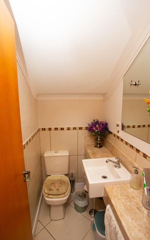 Casa à venda com 200m², 3 quartos e 2 vagas Casa à venda com 200m², 3 quartos e 2 vagasLavabo