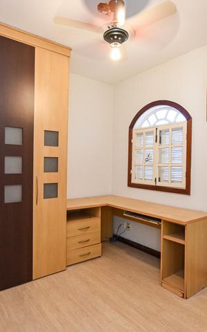 Casa de condomínio à venda com 300m², 3 quartos e 4 vagas Casa de condomínio à venda com 300m², 3 quartos e 4 vagasQuarto 1