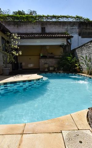 Casa de condomínio à venda com 300m², 3 quartos e 4 vagas Casa de condomínio à venda com 300m², 3 quartos e 4 vagasPiscina