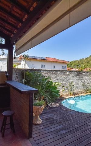 Casa de condomínio à venda com 300m², 3 quartos e 4 vagas Casa de condomínio à venda com 300m², 3 quartos e 4 vagasChurrasqueira / Piscina