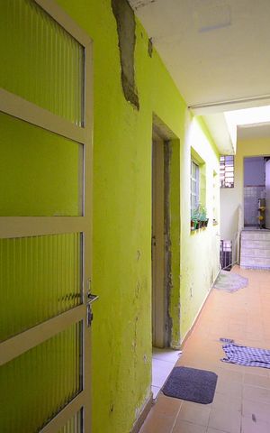 Casa à venda com 118m², 3 quartos e 1 vaga Casa à venda com 118m², 3 quartos e 1 vagaCorredor de acesso da casa 1 para casa 2