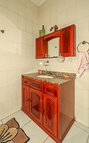 Casa à venda com 271m², 3 quartos e 2 vagasBanheiro 2