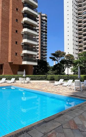 Apartamento à venda com 240m², 3 quartos e 3 vagas Apartamento à venda com 240m², 3 quartos e 3 vagasÁrea comum - Piscina