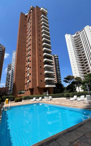 Apartamento à venda com 240m², 3 quartos e 3 vagas Apartamento à venda com 240m², 3 quartos e 3 vagasÁrea comum - Piscina